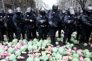 Киевские полицейские и игрушечные свиньи на антикоррупционной демонстрации перед АП Украины 16 марта 2019 г..jpg