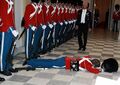 Солдат датской королевской гвардии упал в обморок на званом обеде, Копенгаген, 27 января 2010.jpg