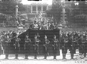 Mussolini, Paribeni, e gerarchi su un palco allestito in piazza del Popolo durante la cerimonia della VI Leva Fascista 27.04.1930.jpg