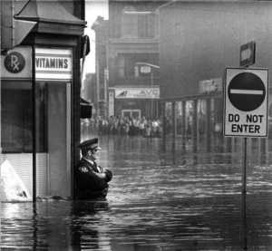 Офицер полиции охраняет вход в аптеку во время наводнения в Онтарио, 1974 год.jpg