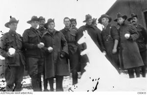 Австралийские солдаты, вооруженные снежками, возле снеговика в виде кенгуру, лагерь выздоравливающих в Англии, 1917 г..JPG