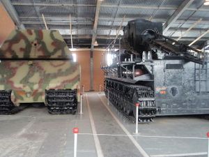 1280px-Немецкий сверхтяжёлый танк Maus и САУ Adam (вид с кормы).jpg