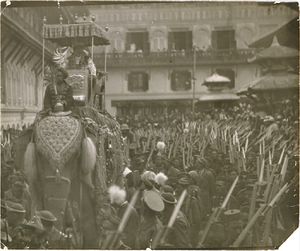 Nepal coronation 1942, батальон вокруг слона.jpg