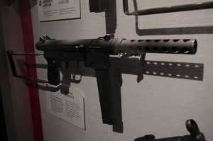 Submachine gun Model 76 (20077552865).jpg