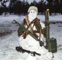 Снеговик шведских солдат, которые украсили его своим оружием и снаряжением, среди которого AK 5A, Battle Vest 2000, Helmet 90, AT4..jpg