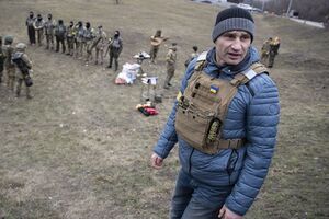 Виталий Кличко осматривает силы территориальной обороны во время боев за Киев, февраль - март 2022 г..jpg