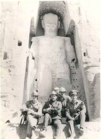 Советские солдаты у скульптуры Большого Будды. Бамиан. Афганистан. Война в Афганистане. 1981 г..jpg