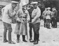 Командир Кавказского корпуспоказывает Георгиевское оружие, украшенное бриллиантами, 1916.jpg