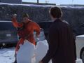 Дуайт выпрыгивает из снеговика и атакует джима.jpg