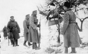 Солдаты РИА лепят снеговика, Первая Мировая война, 1915 г..jpg