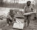 Американские солдаты украшают пасхальными надписями снаряды, которые полетят в сторону Германии, 1944 г..jpeg