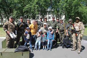Бойцы 11-го батальона территориальной обороны с нашими волонтерами и их детьми..jpg