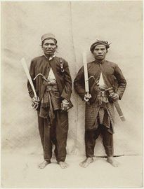 Indonesian-atceh-warriors-1897-with-there-daggers1.jpg