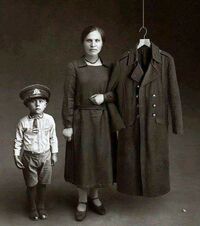Мать с сыном, и вместо погибшего на фронте первой мировой отца - его шинель. Великобритания, 1926 год..jpg