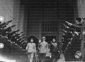 Hitler, Mussolini e Bocchini all'uscita dal Palazzo delle Esposizioni passano davanti al picchetto d'onore dei Moschettieri del Duce (che hanno i pugnali levati in alto) 06.05.1938.jpg