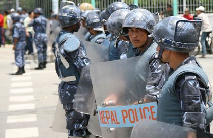 IMG 5412 - nepal police in a line.jpg