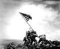 Легендарное фото поднятия флага США на вершине горы Сурибати во время битвы за Иводзиму. ВМВ. 23 февраля 1945 г..jpg