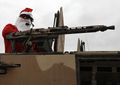 Американский солдат в костюме Санта Клауса.jpg