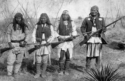 Apache chieff Geronimo (right) and his warriors in 1886.jpg