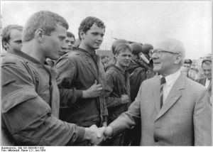 Bundesarchiv Bild 183-1984-0621-028, DDR, NVA-Truppenbesuch, Honecker.jpg