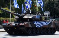 Боевой танк греческой армии Leopard 2A6HEL во время военного парада в честь Дня независимости в Афинах, 25 марта 2023 г..jpg