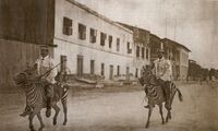 Немецкие колониальные кавалеристы, верхом на зебрах, в Немецкой Восточной Африке, 1911 год..jpg