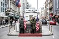 Реконструкторы на знаменитом чекпойнте Чарли на улице Фридрихштрассе в Берлине, Германия, 2016 г.jpg