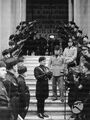 Mussolini ed autorità del partito alla galleria d'arte moderna per la mostra della rivoluzione fascista 23.09.1937.jpg