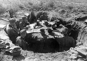 Немецкие командиры совещаются на командном пункте под Сталинградом. 1942 г..jpg